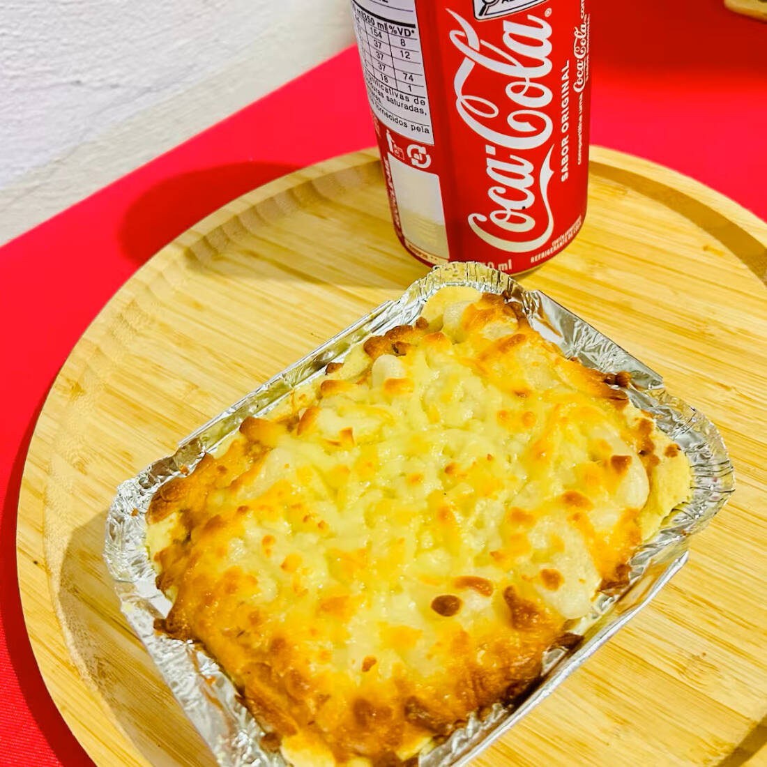 massa de empada, recheio cremoso de frango, requeijao e queijo mussarela gratinado.