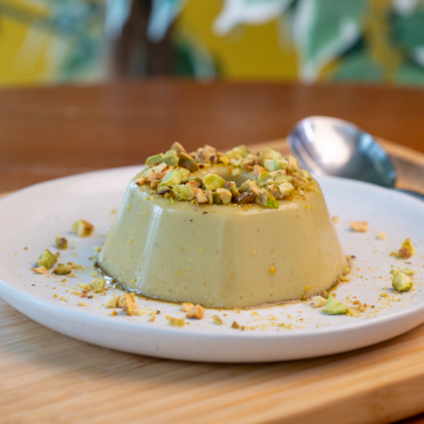 Prove o pistache de verdade! Elaborado com o autêntico pistache italiano da Sicília, sem essências, corantes ou saborizantes artificiais. Acompanha pistache tostado com flor de sal para finalizar. Puro ouro verde!