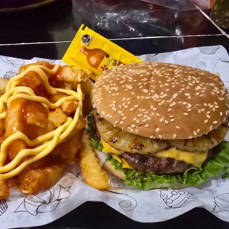 Hamburguesa Hawaiana con Papas