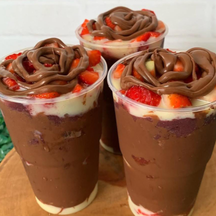 delicioso açai truafado com leite condensado, morangos e muita nutella
