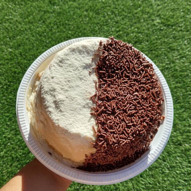 Bolo de massa branca, leve e fofinha coberta com um vulcão cremoso de brigadeiro de leite Ninho e brigadeiro de chocolate 50% cacau. Doce na medida certa, irresistível e com o sabor que todo mundo ama. Um verdadeiro carinho em forma de bolo! Peso médio: 1kgTamanho do bolo: 18cmRendimento: de 6 a 8 fatias