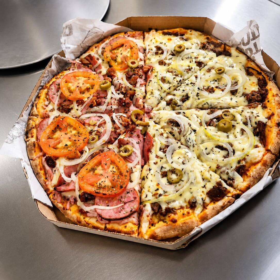 Monte sua pizza do seu jeito! Escolha dois sabores diferentes em uma única pizza e aproveite o melhor dos dois mundos. Uma opção perfeita para quem quer variar os sabores ou dividir a pizza com alguém que tem um gosto diferente.