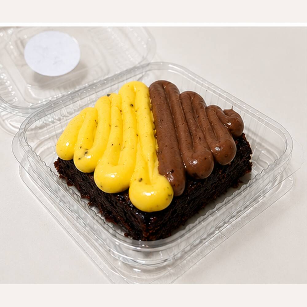 Brownie macio de chocolate 50%, coberto com metade de brigadeiro cremoso de Maracujá e metade de brigadeiro cremoso Chocolate 50%