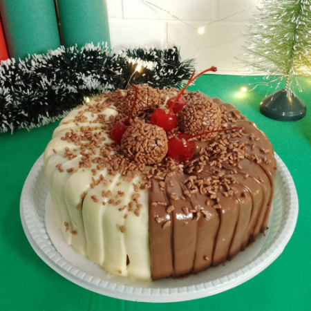 Ótima opção para aquela comemoração especial. Nossa massa de chocolate ou Baunilha, úmida, fofinha, com furo no meio, coberto com brigadeiro tradicional e brigadeiro branco, decorado com brigadeiros. Aprx: 900g Obs.: Para melhor segurança no transporte, todos bolos são enviados refrigerados. Há risco do bolo deslizar no transporte de moto pelo Ifood, dependendo da distância e do percurso do entregador. Em caso de dúvidas, entrar em contato.