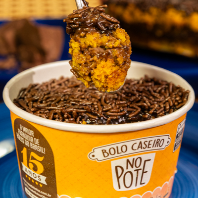 Camadas deliciosas do nosso tradicional bolo de cenoura, recheio especial chocolate e a maravilhosa cobertura da Casa de Bolos!
Peso aproximado do bolo de pote : 170 gramas
Alérgicos: Contém Glúten e Lactose. Contém leite e derivados, derivados do trigo, derivados da soja e ovo.
Para informações de ingredientes e tabela nuitricional do Bolo de Pote consulte o site.