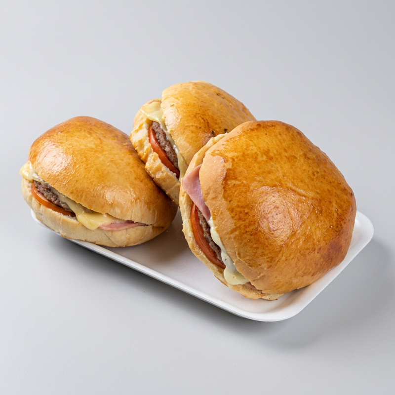 Salgado assado com tomate, queijo, presunto e hambúrguer e Catupiry.