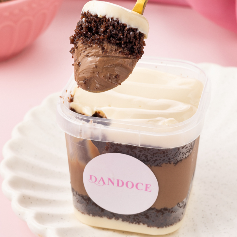 Massa de chocolate, intercalada com ninho e brigadeiro. Peso médio - 270g