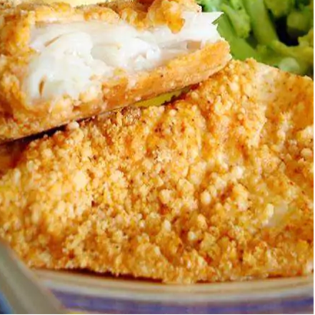 Acompanha arroz, feijão, batata frita ou purê.