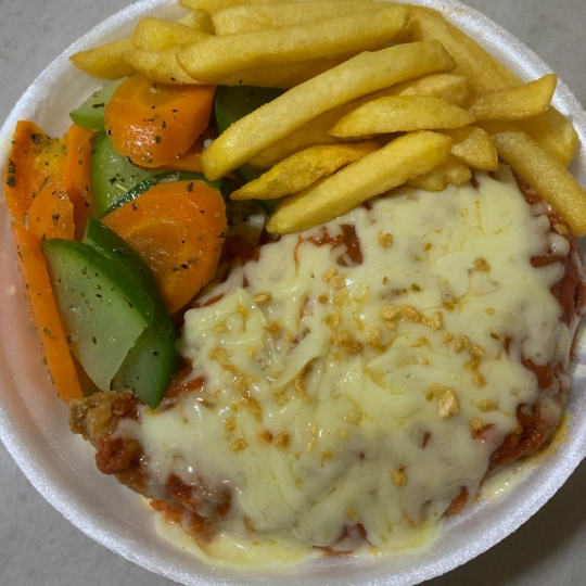 Acompanhada de Arroz branco, Feijão de caldo, Fritas e Legumesdo do Dia.