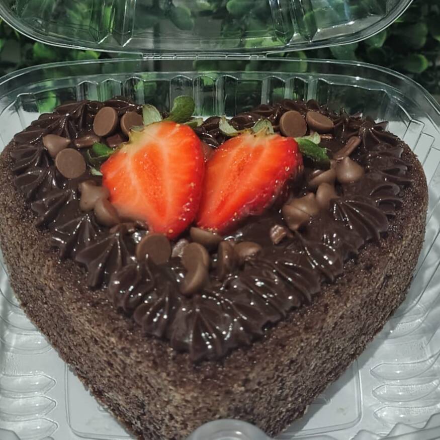 Bolo massa chocolate 13.5cm recheado por dentro com muito morango e chocolate com crocancia de gotas.