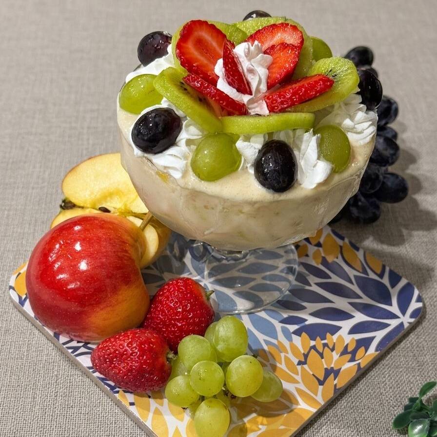 mix de frutas, com chantilly e morango e uvas decorando