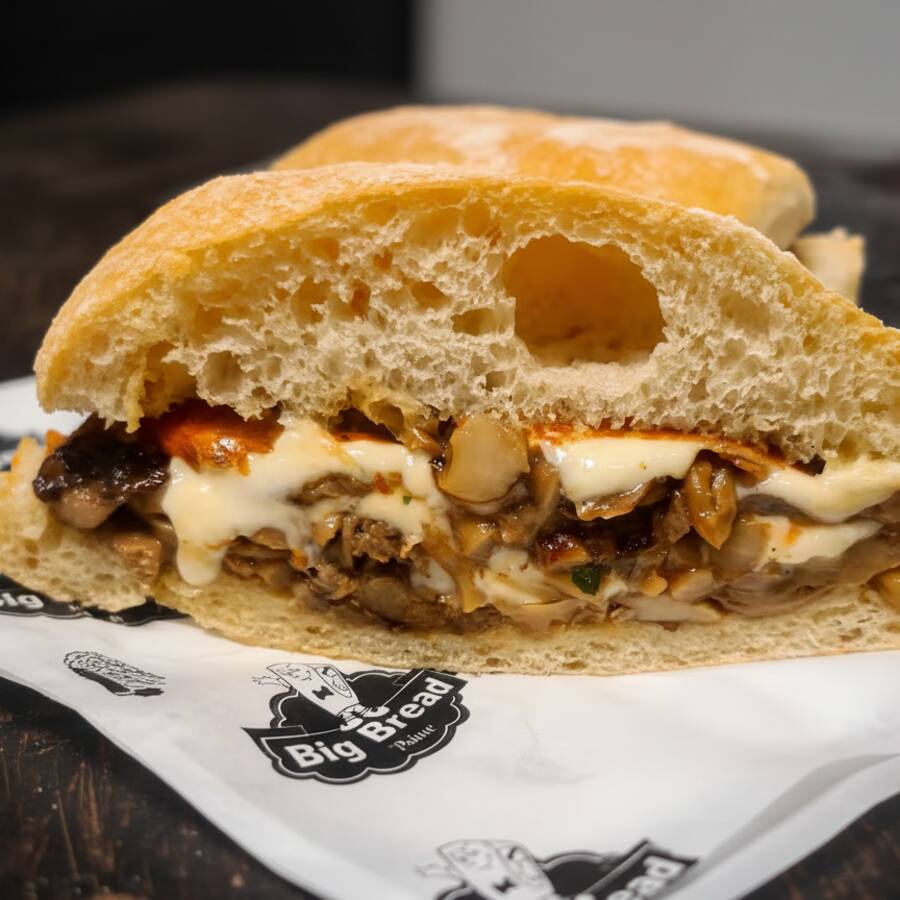 Com mussarela de búfala quente na ciabatta