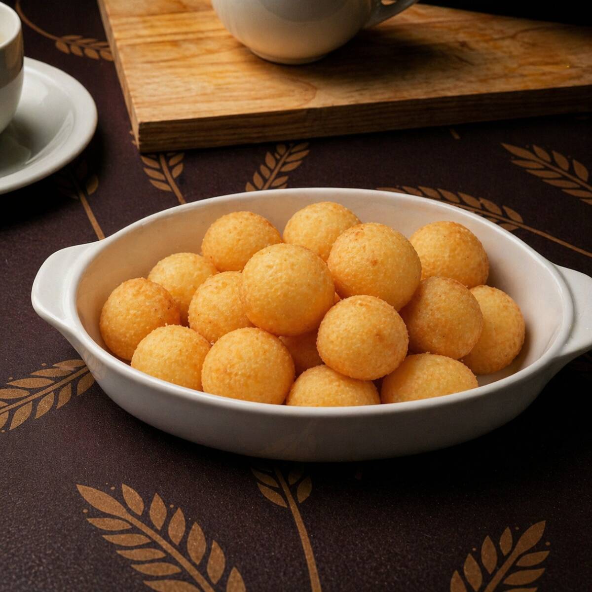 Tenha sempre bolinha de queijo pronta para petiscar! Congelada e pronta para fritar no óleo ou airfryer direto do freezer — crocante por fora, queijo derretido por dentro. Perfeita para a cerveja, o lanche da tarde ou a reunião de última hora.