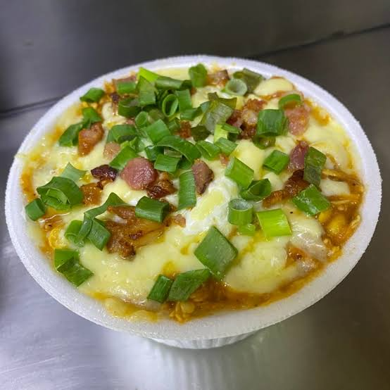 Purê de batatas cremosos e bem temperado , recheio de Calabresa Picada , Catupiry e finalizado com aquela mussarela. Um batata extremamente cremosa e deliciosa. Vale a pena experimentar.