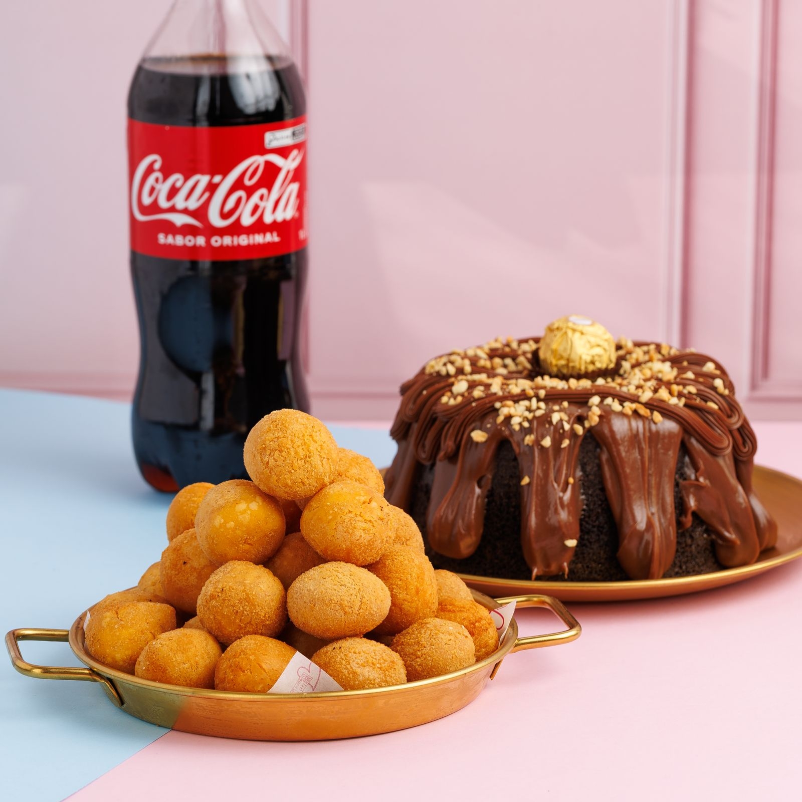 1 bolo vulcão 1kg delicioso massa de chocolate fofinha super recheado 1 coca cola geladinha 1l + 30 salgados mistos frito na hora