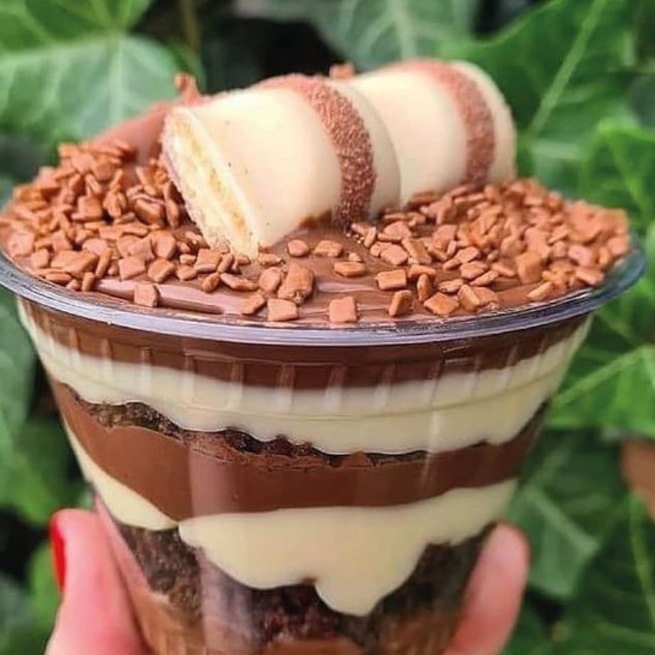 Recheio de brigadeiro branco aerado, brigadeiro gourmet, com camadas de brawnie com finalização de kinder White