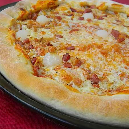 Molho de tomate e muçarela, frango temperado com milho verde, cubos de bacon e requeijão Catupiry.