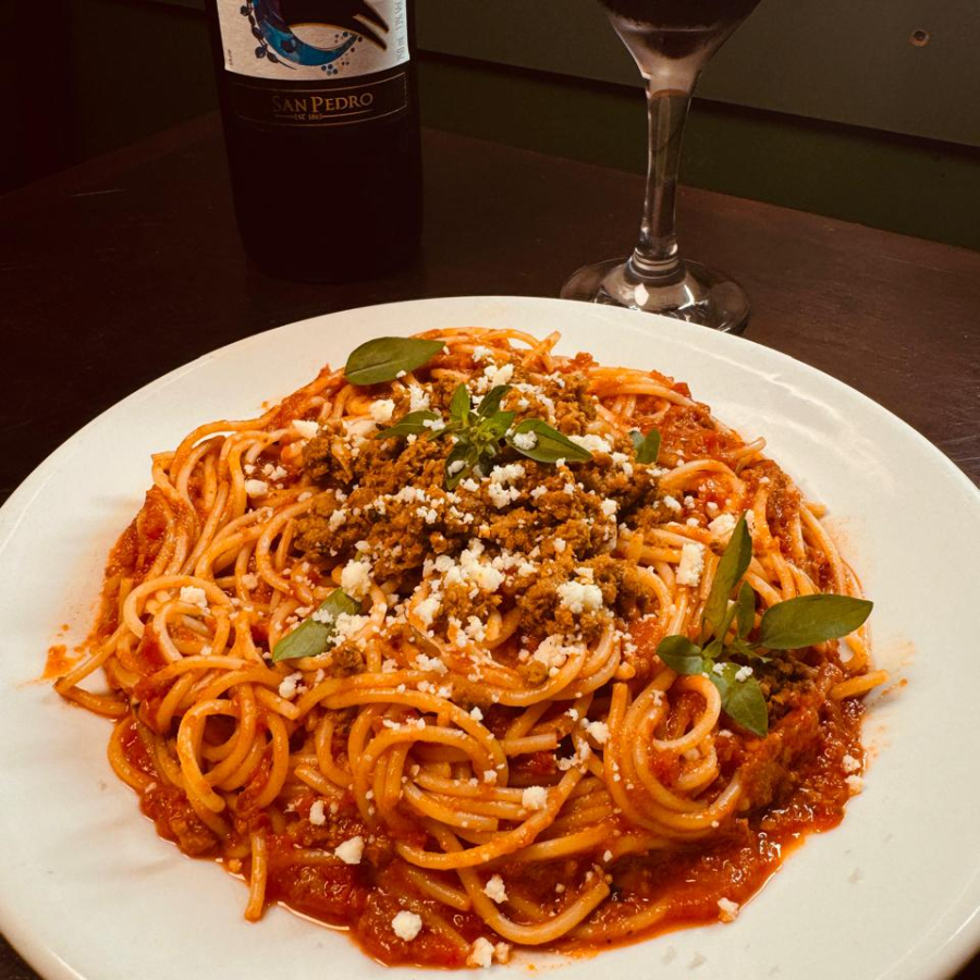 Descubra o sabor irresistível da nossa massa ao molho pomodoro! Com suculenta carne moída, tomates frescos e azeitonas, é uma explosão de tradição e sabor. Ideal para momentos especiais. Deleite-se a cada garfada!