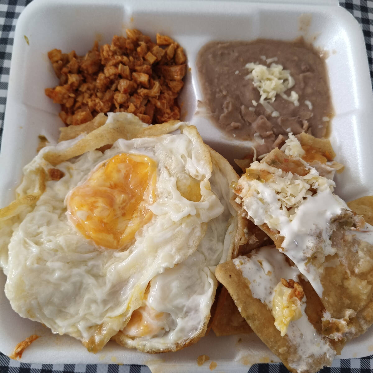 chilaquiles con huevo y guiso