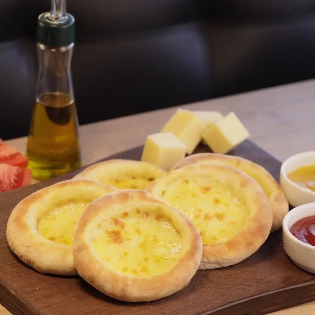 A clássica que todo mundo ama: queijo mussarela derretido sobre nossa massa levinha. Simples e deliciosa.