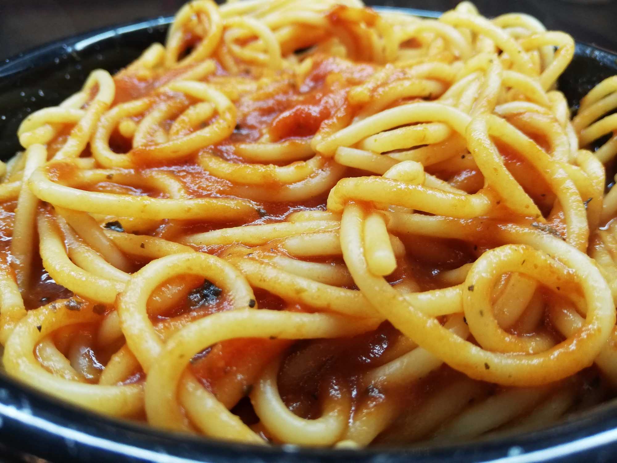 Espaguetti en salsa de tomate.