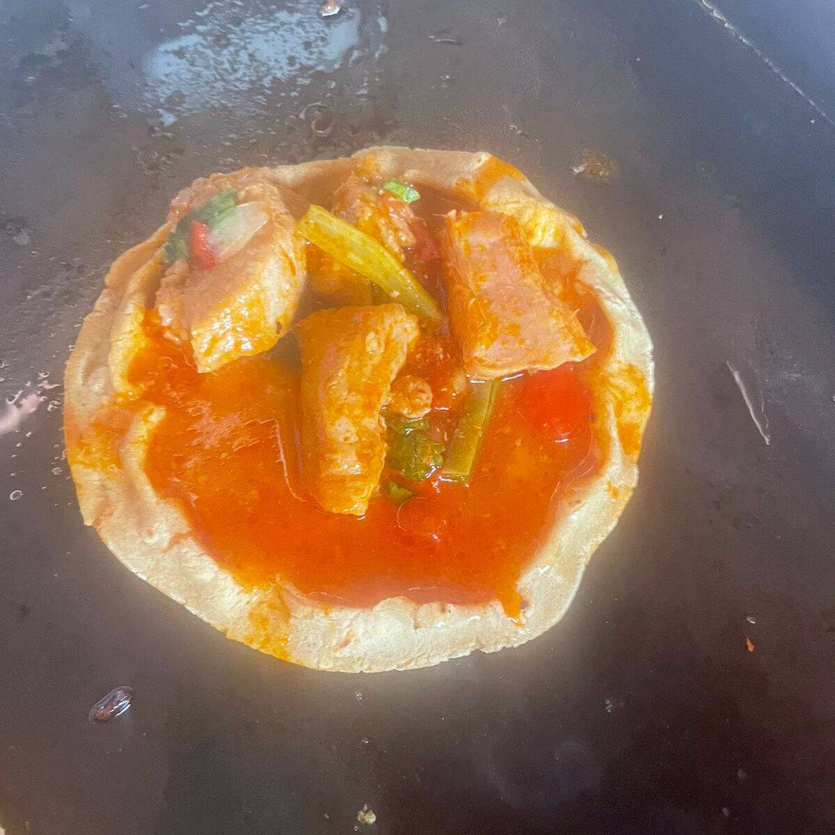 Gordita de Bisteck en Salsa Roja