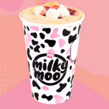 Brigadeiro feito com aquele leite em pó famoso, calda de morango e suspiro