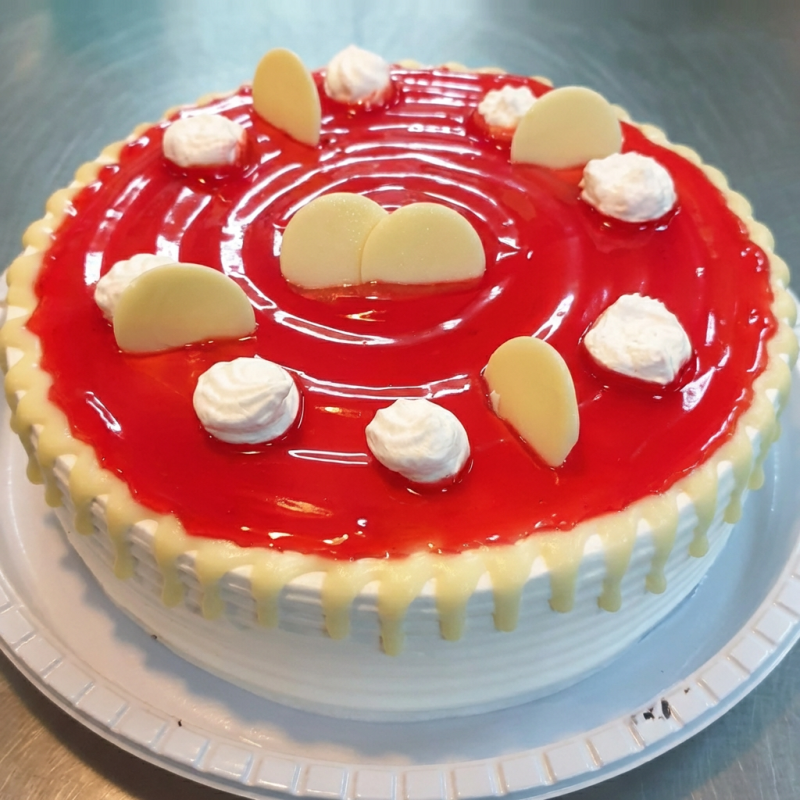 Massa branca e preta bem molhadinha com uma camada de recheio de chocolate e outra de base branca com geleia de morango.