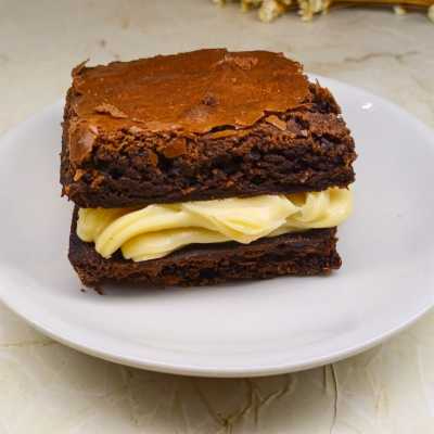 Brownie Chocolatudo recheado com brigadeiro ninho. Aprox. 100gm