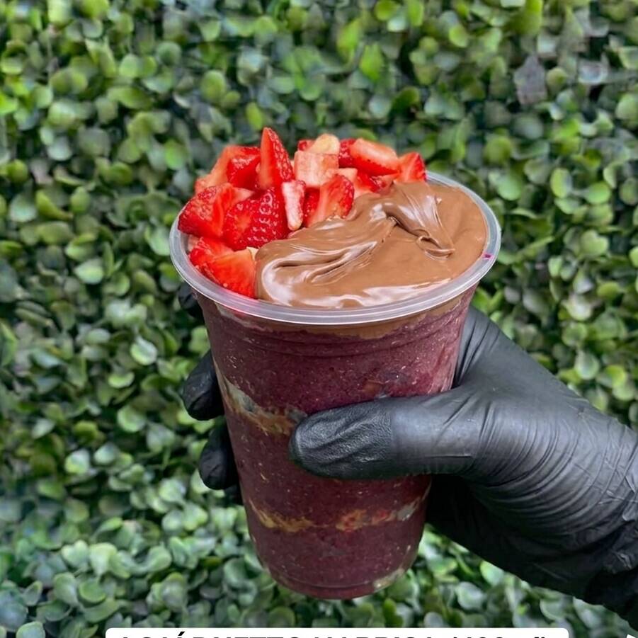 Açai artesanal com camadas de leite em po, morangos frescos, Chocoball, leite condensado e uma camada generosa de nutella! (Nao trabalhamos com similares, nossa nutella e original)