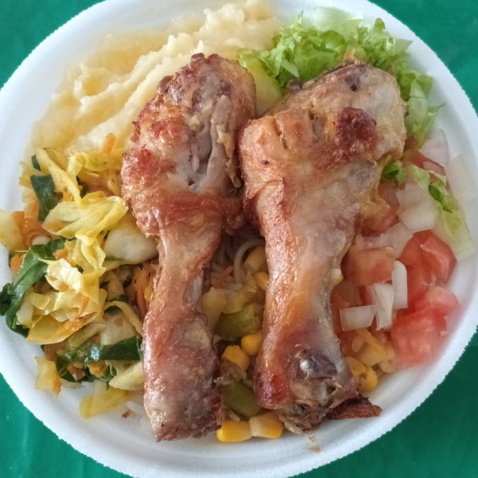 um delicioso almoço que acompanha, feijão preto ou mulato, arroz, macarrão, salada, purê, farofa