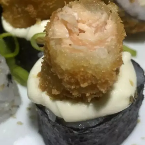 Arroz e nori, com cream cheese e salmão empanado.
