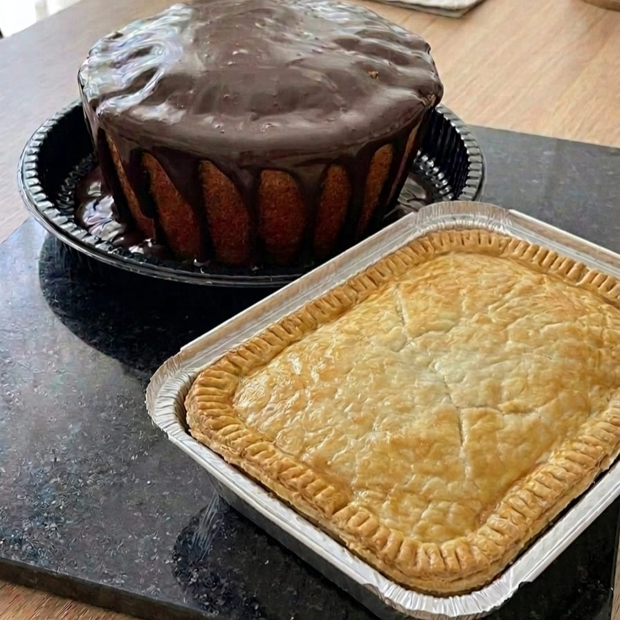 Combo SB delicia,1 Empadão com requeijão (500 gr) e um delicioso bolo de cenoura com cobertura de chocolate.