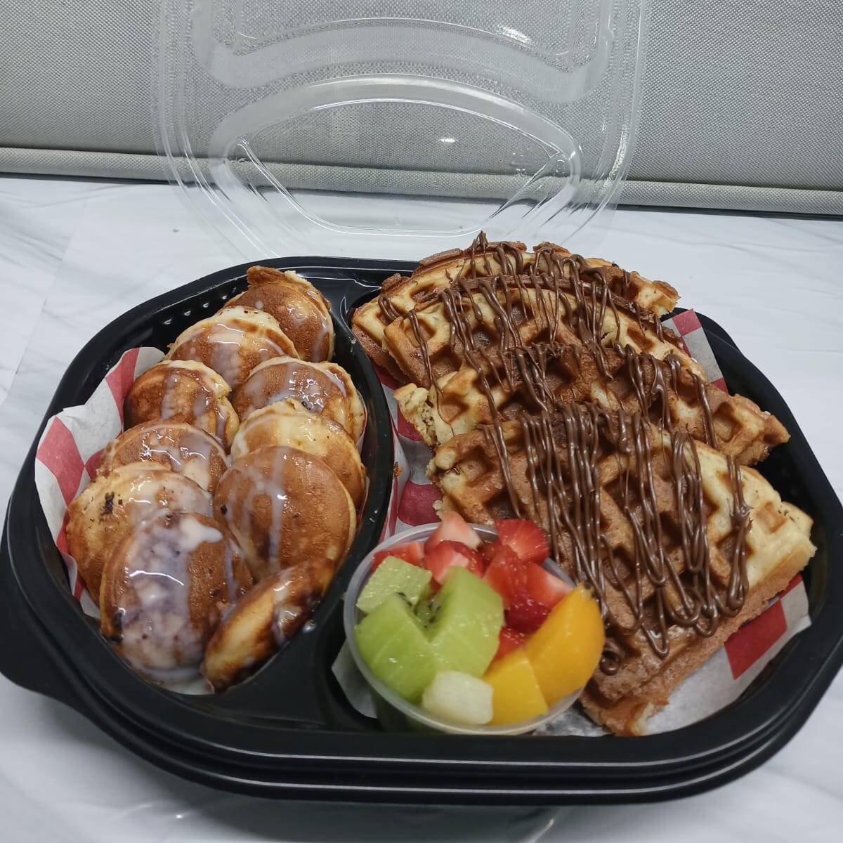 Waffle y Mini Hot Cakes con frutas