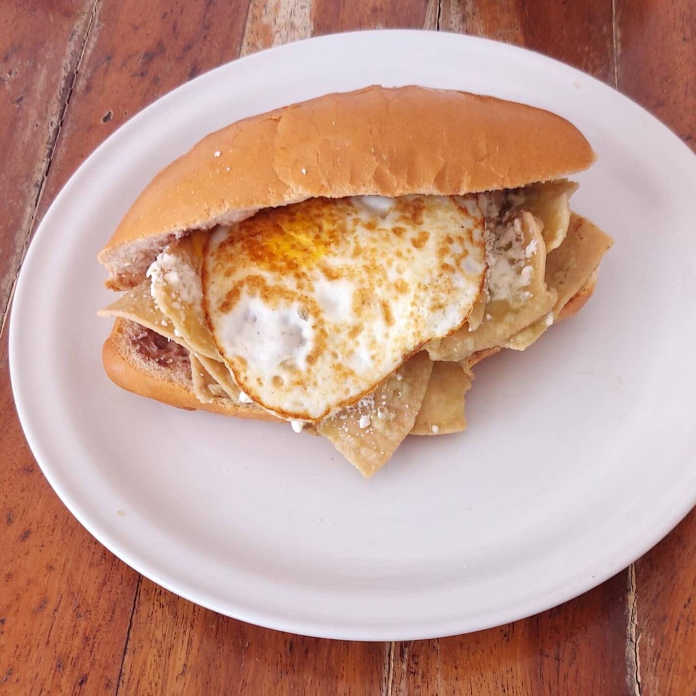 Torta de Chilaquiles y Huevo Estrellado y Una Coca