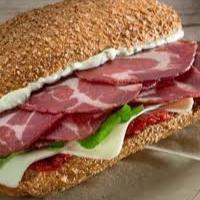 Pão ciabatta de fermentação natural, recheado com lombo canadense e creme de três queijos. Acompanha molho de mostarda e maracujá.