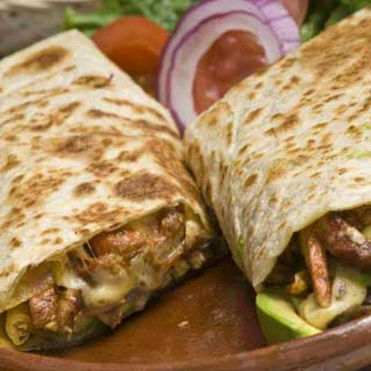 Burrito Mixto con Una Porcion de Papas Fritas