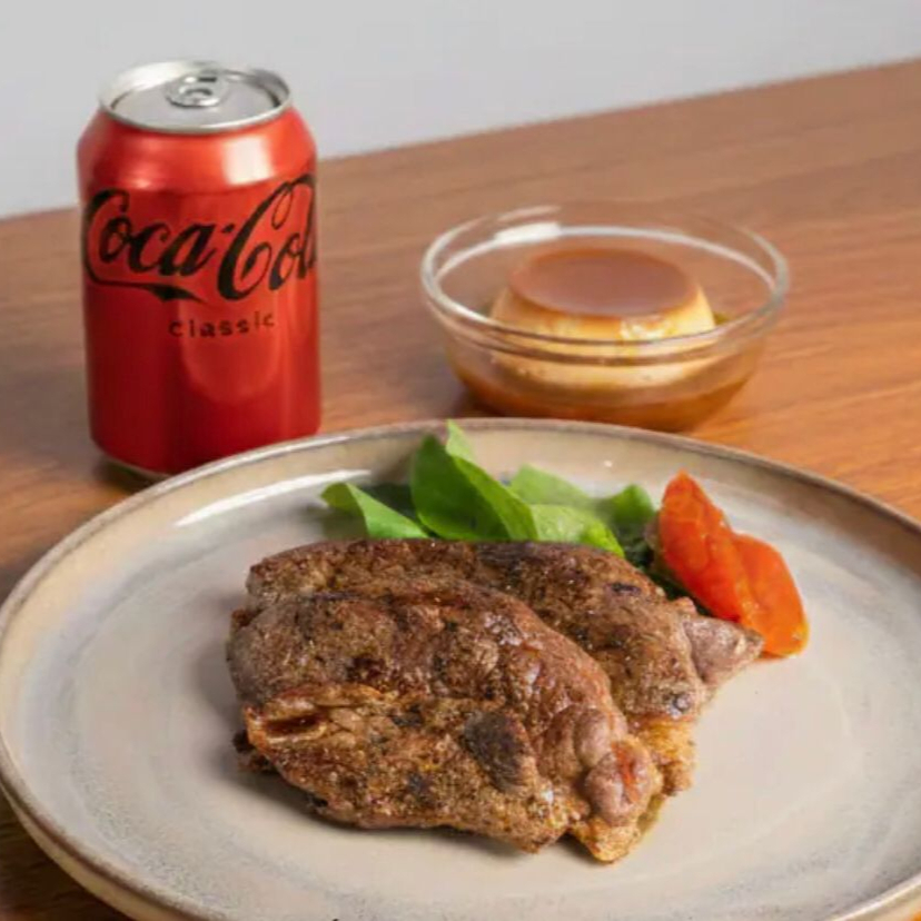 Picanha grelhada (150g, pesado in natura) com guarnições, bebida e sobremesa. A experiência mais completa na sua refeição. Proteína no ponto ideal, suculenta e macia, finalizada com chimichurri artesanal à base de ervas frescas, alho e azeite. (Prato completo pesando aproximadamente 500g)