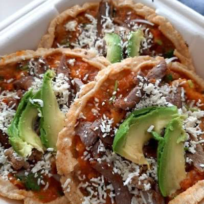 4 Picaditas con Guiso+ 1 Bebida