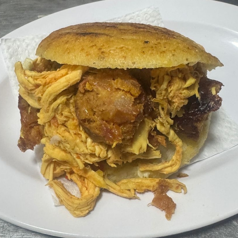 Arepa de Pollo y Chorizo