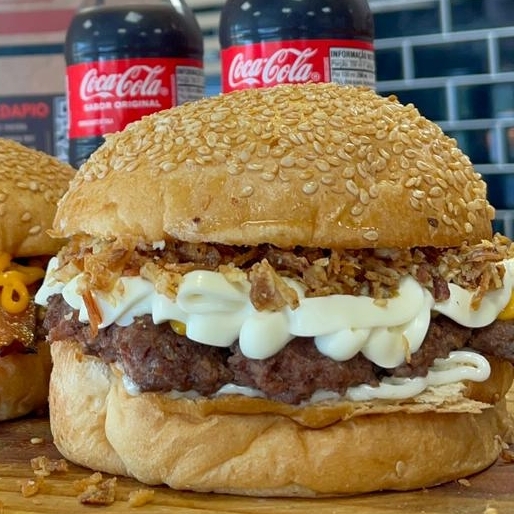 O 'Colt Python' é um hambúrguer de elite, apresentando um blend suntuoso de 160g, com queijo cheddar derretido em perfeita sintonia, acompanhado do verdadeiro Catupiry Original, cebola crispy, e a nossa maionese defumada, um sabor suave e distintivo.