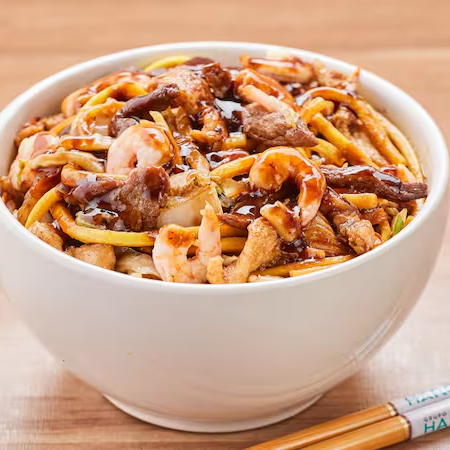 Carne, frango, camarões cozidos, legumes ao molho shoyu, especiarias orientais, e óleo de gergelim torrado. Porção individual 450g