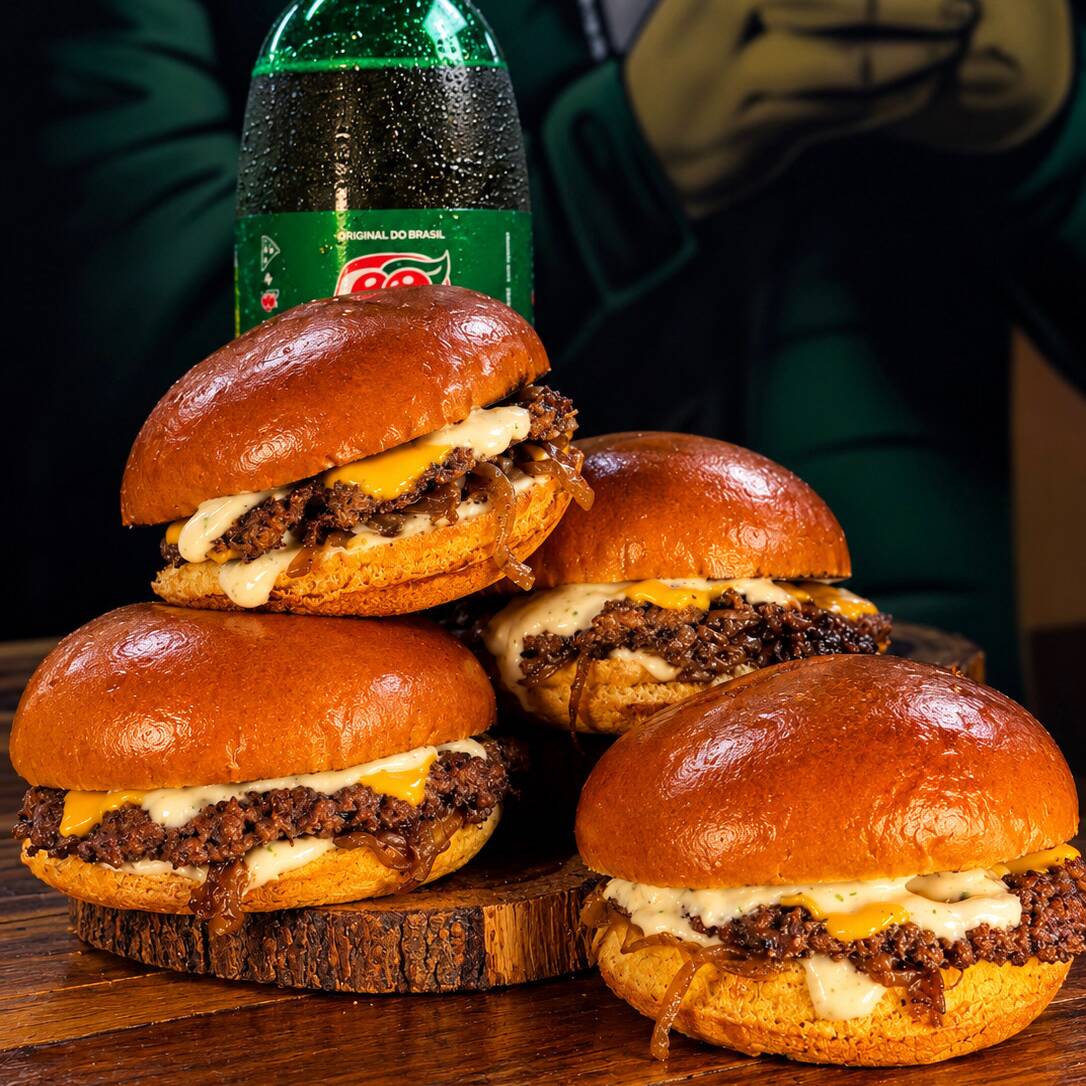 4 Hamburguer Artesanal + 1 litro ( Blend de 90g + queijo + maionese artesanal + Cebola Caramelizada pao brioche,nos variamos os pães para da uma experiencia melhor para o cliente, temos o pao e mel, tambem brioche tradicional, o cliente pode escolher se quiser)