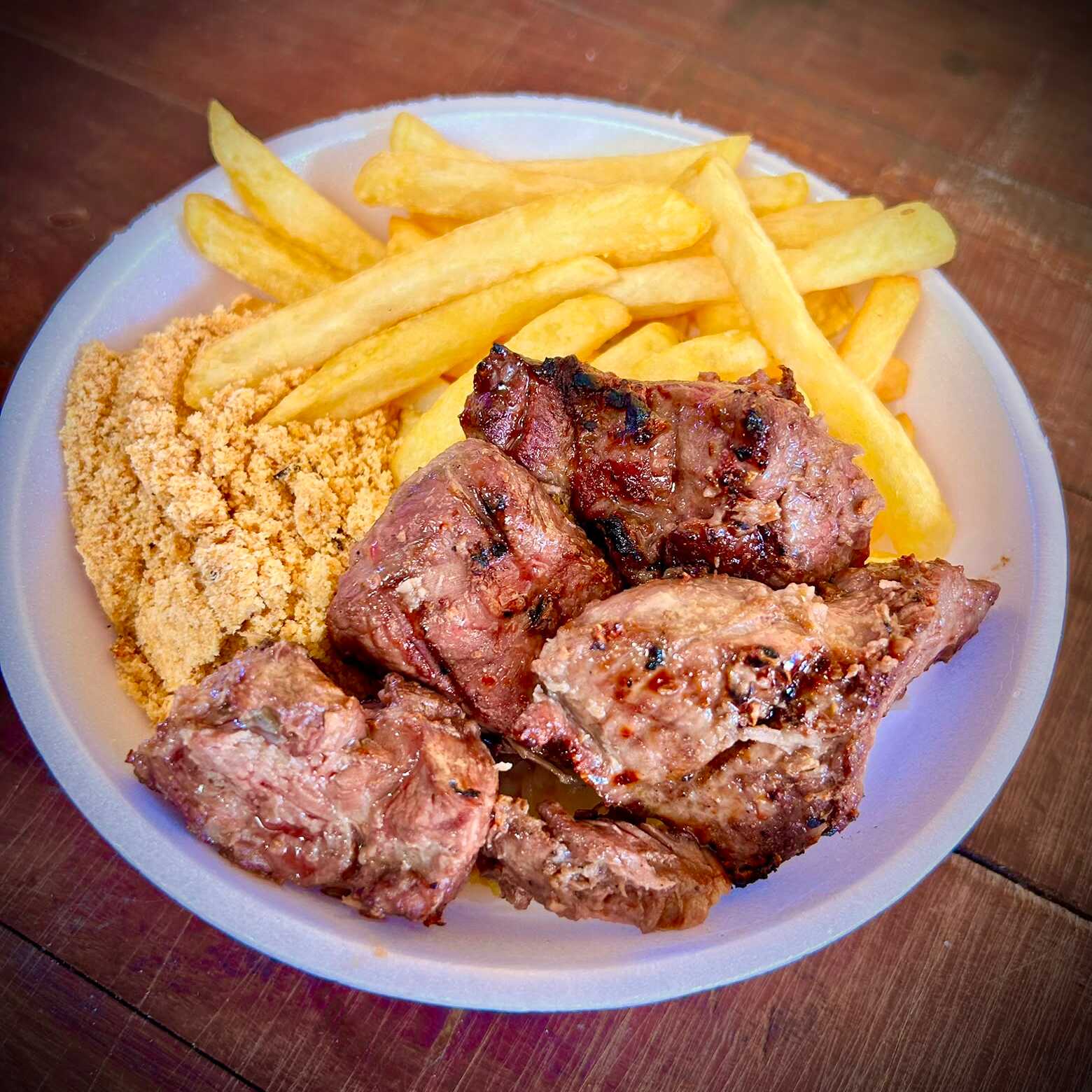 Churrasco de Filé ao Alho acompanhado de arroz, feijão, farofa e fritas. Tamanho 750ml.
