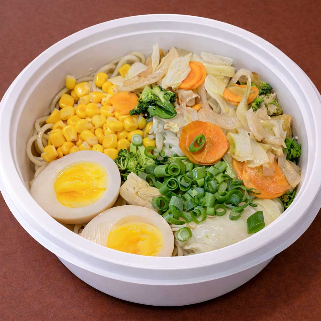 Misso lamen yasai (legumes) vai ovo com gema cremosa, uma quantidade maior legumes refogados. O caldo vai em uma embalagem separada para conservar a qualidade dos ingredientes, principalmente a massa do lamen. (imagem ilustrativa) Nosso misso lamen é preparado com o caldo de galinha de produção própria que leva mais de 6 horas para ficar pronto. Também na pasta de misso são acrescentados mais 10 temperos japoneses e orientais para acrescentar mais sabor ao caldo. A massa utilizada tem 30cm de comprimento seguindo a tradição dos melhores lamenyas do Japão, inclusive com farinha de trigo importada. O resultado é um lamen preparado com muito cuidado e carinho e com sabor que irá surpreender.