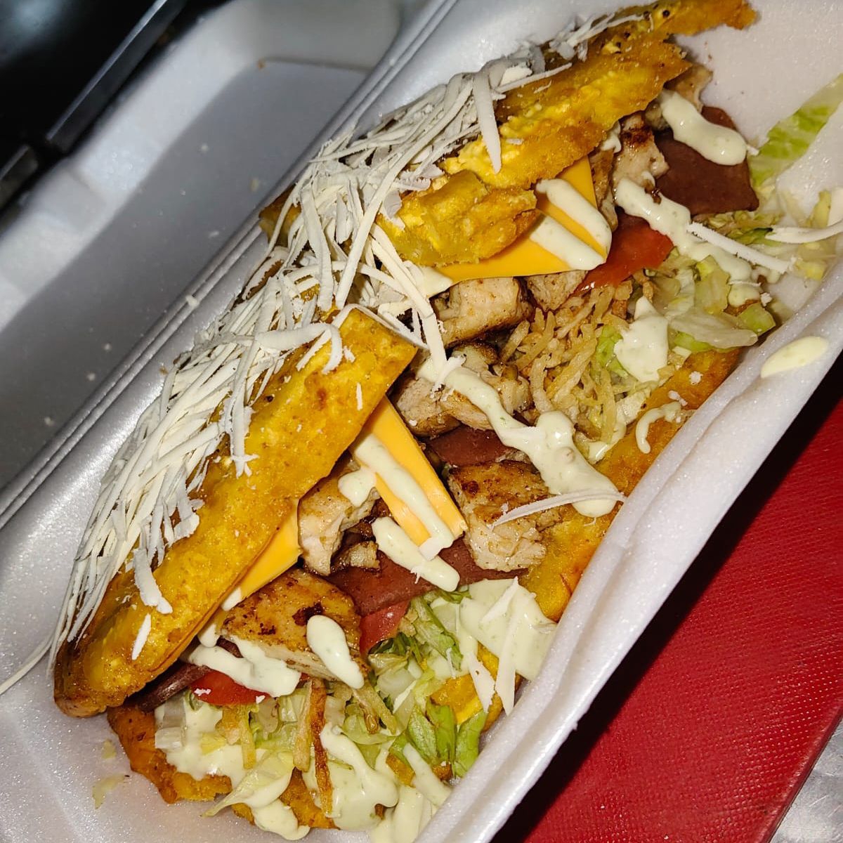 Patacón de pollo o cerdo