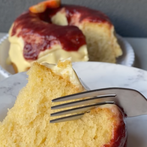 Deliciosa massa de baunilha com cobertura cremosa de leite em pó e geleia de morango artesanal. 16cm de diâmetro. Peso aproximado 700g.