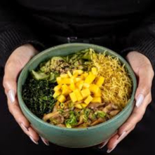 Shimeji, abacate, cenoura ralada, sunomono, cebolinha, cebola roxa, crispe de batata doce. ( base de arroz japonês)