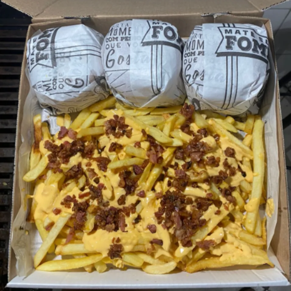 hamburguer artesanal , salada, maionese defumada, cheddar , molho especial.anteção (imagens meramente ilustrativas)