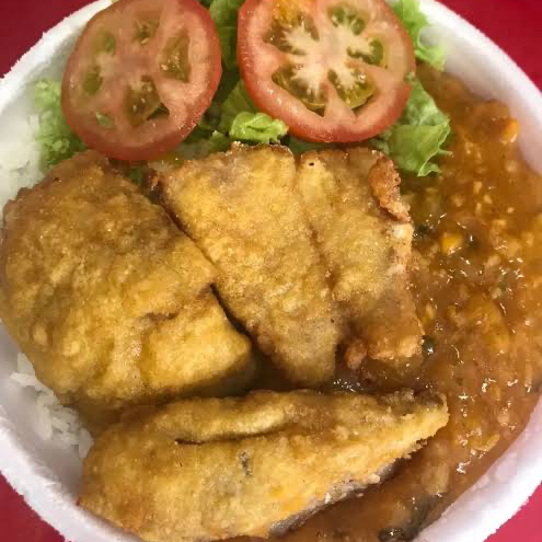 Arroz feijão farofa macarrão salada de alface com tomate e legumes